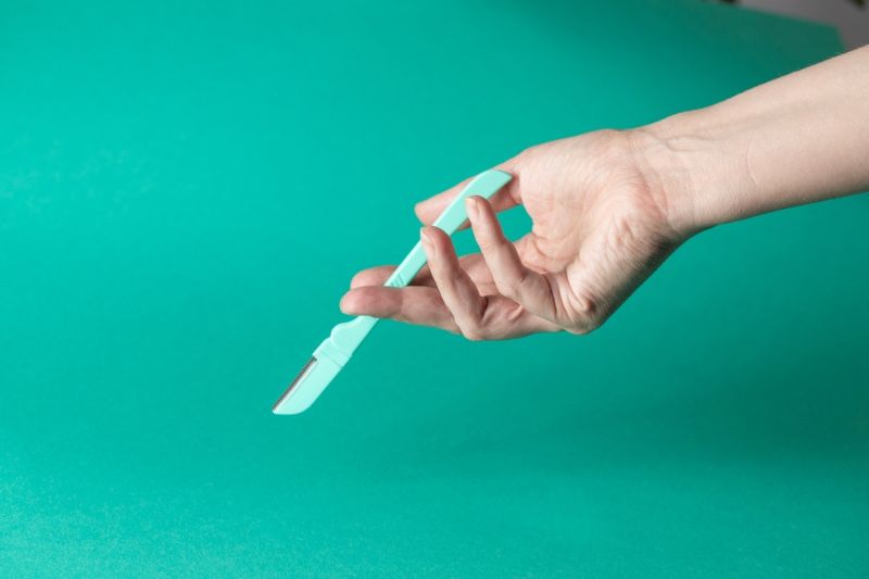The Ultimate Guide to the Versed Dermaplaning Tool: Where to Buy, Benefits, & Refills