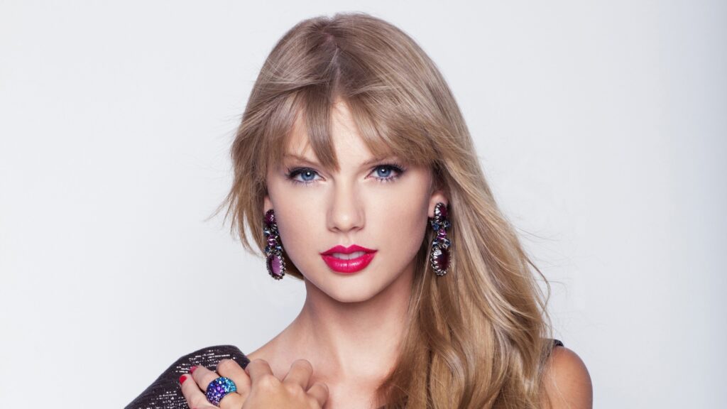 The Iconic Jewelry of Taylor Swift: Statement Pieces That Define Trends