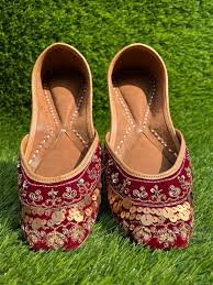 Embrace the Elegance of Ethnic Footwear: Discover the Charm of Leather Juttis