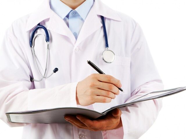 What to Expect When Working as a Medical Scribe in a Clinic