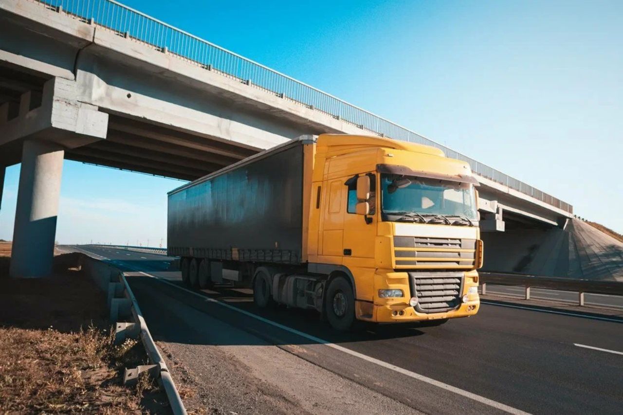 How Road Cargo from Saudi Arabia to Dubai Streamlines Cross-Border Trade