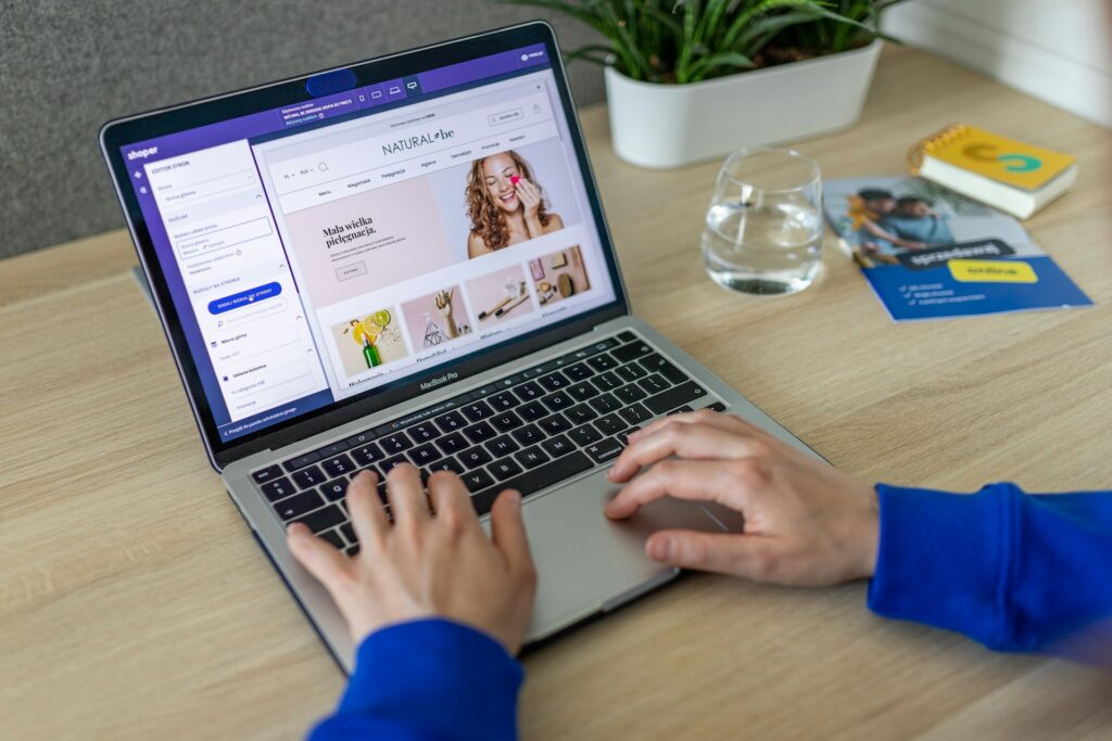 7 Benefits of Hiring a Fashion eCommerce Agency in 2025