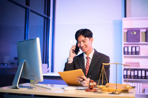 Paralegal vs Lawyer: What Sets Them Apart?