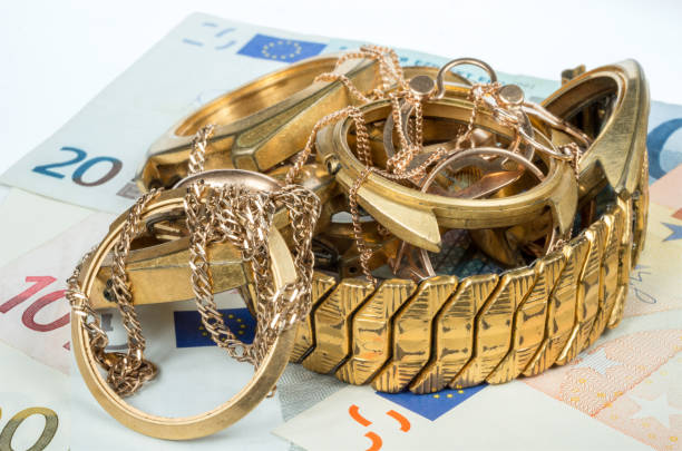 Is It Better to Sell Gold Near Me or Online?